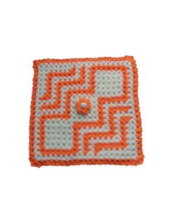 Heegeldatud pesusvamm oranži ja valge geomeetrilise mustriga. Pehme, vastupidav ja õrn nahale.